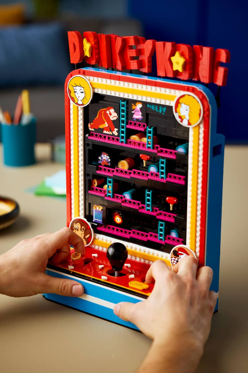 This new set features functioning controls for releasing barrels, moving Jumpman, and making him jump.